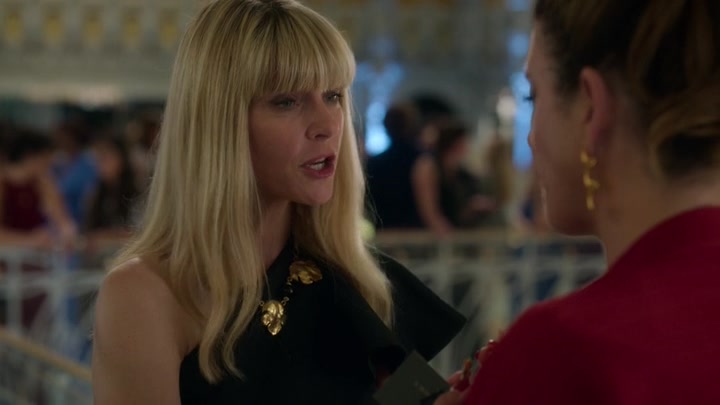 Emily_in_Paris_S02E09_WEBRip_x264-ION10_2153.jpg