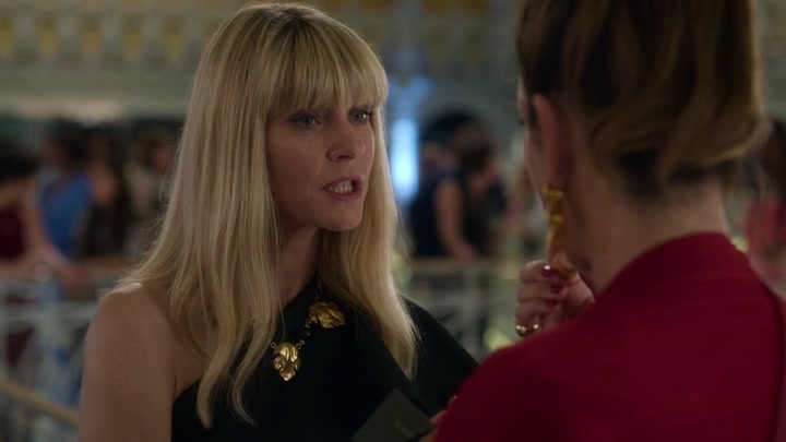 Emily_in_Paris_S02E09_WEBRip_x264-ION10_2167.jpg