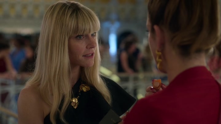 Emily_in_Paris_S02E09_WEBRip_x264-ION10_2170.jpg