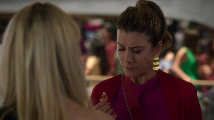 Emily_in_Paris_S02E09_WEBRip_x264-ION10_2175.jpg