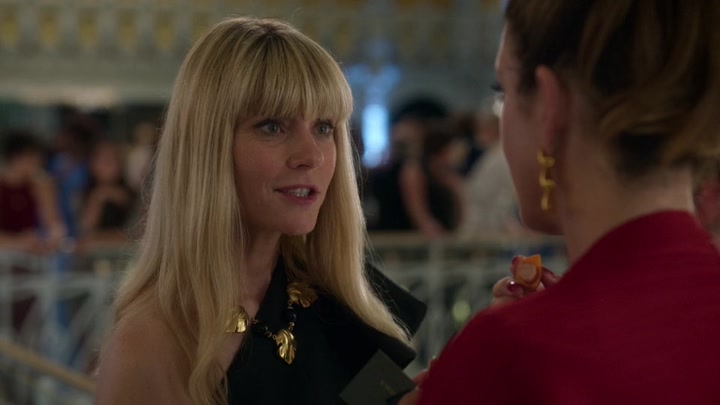 Emily_in_Paris_S02E09_WEBRip_x264-ION10_2176.jpg