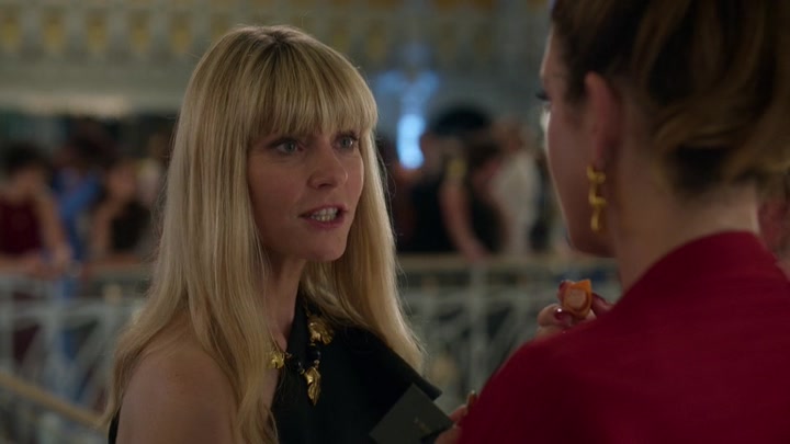 Emily_in_Paris_S02E09_WEBRip_x264-ION10_2177.jpg