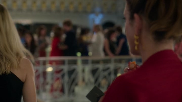 Emily_in_Paris_S02E09_WEBRip_x264-ION10_2189.jpg
