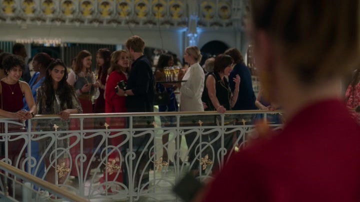 Emily_in_Paris_S02E09_WEBRip_x264-ION10_2190.jpg