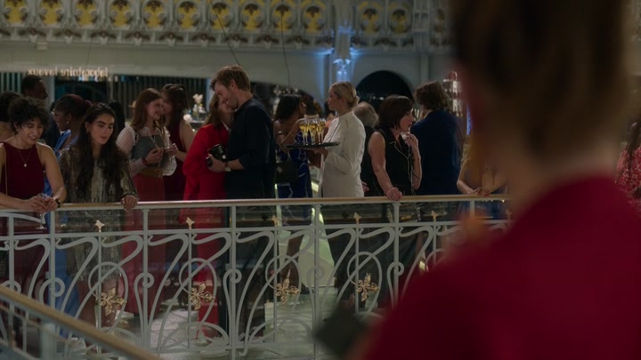 Emily_in_Paris_S02E09_WEBRip_x264-ION10_2192.jpg