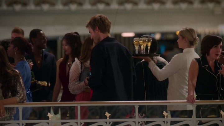Emily_in_Paris_S02E09_WEBRip_x264-ION10_2196.jpg