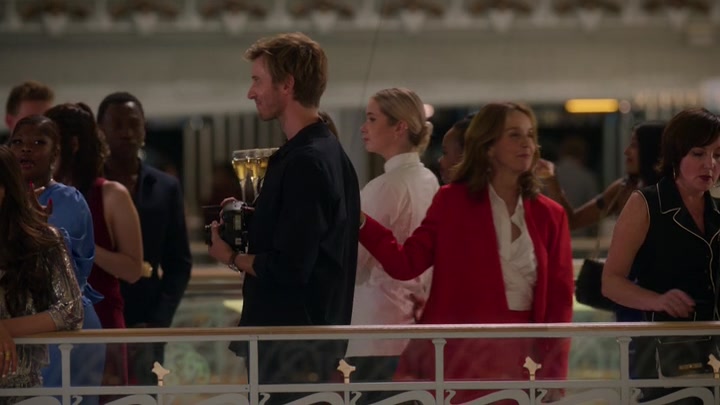 Emily_in_Paris_S02E09_WEBRip_x264-ION10_2199.jpg
