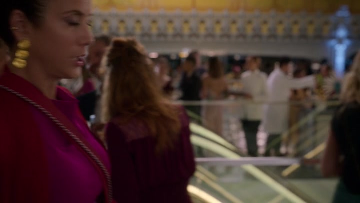 Emily_in_Paris_S02E09_WEBRip_x264-ION10_2205.jpg