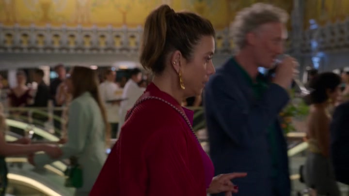 Emily_in_Paris_S02E09_WEBRip_x264-ION10_2208.jpg