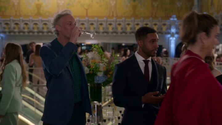 Emily_in_Paris_S02E09_WEBRip_x264-ION10_2210.jpg