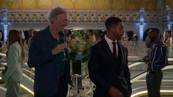 Emily_in_Paris_S02E09_WEBRip_x264-ION10_2215.jpg