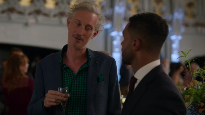 Emily_in_Paris_S02E09_WEBRip_x264-ION10_2222.jpg