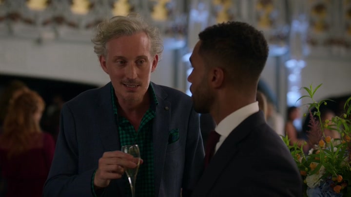 Emily_in_Paris_S02E09_WEBRip_x264-ION10_2227.jpg