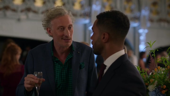 Emily_in_Paris_S02E09_WEBRip_x264-ION10_2228.jpg