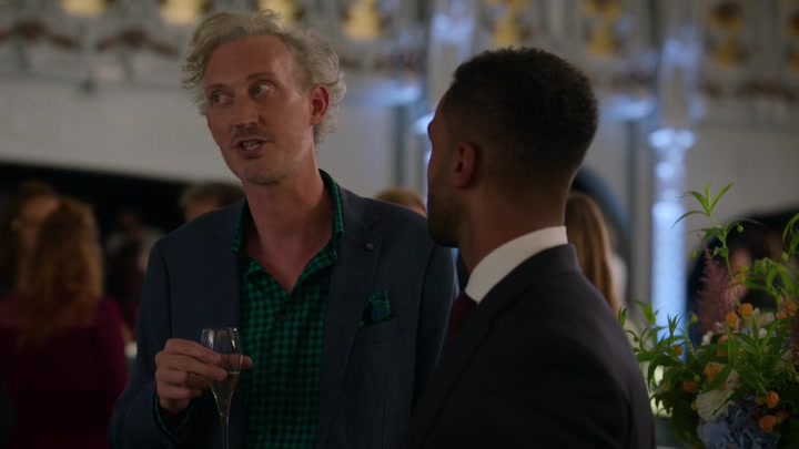Emily_in_Paris_S02E09_WEBRip_x264-ION10_2240.jpg