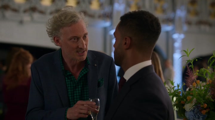 Emily_in_Paris_S02E09_WEBRip_x264-ION10_2246.jpg