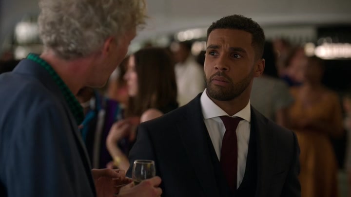 Emily_in_Paris_S02E09_WEBRip_x264-ION10_2251.jpg