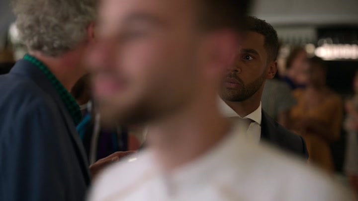 Emily_in_Paris_S02E09_WEBRip_x264-ION10_2254.jpg