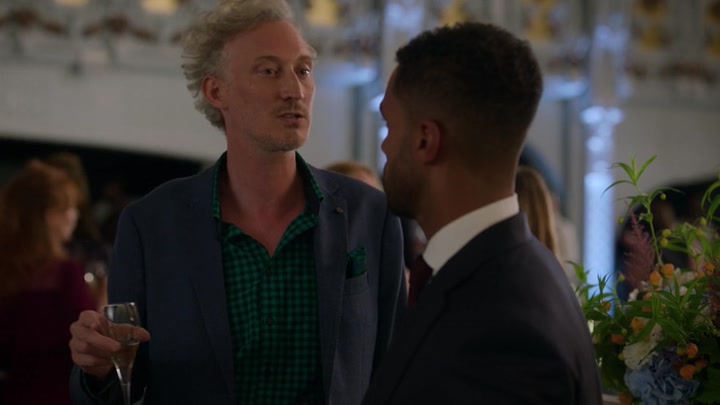 Emily_in_Paris_S02E09_WEBRip_x264-ION10_2257.jpg