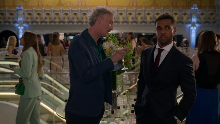 Emily_in_Paris_S02E09_WEBRip_x264-ION10_2262.jpg