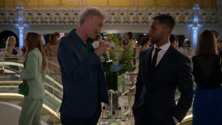 Emily_in_Paris_S02E09_WEBRip_x264-ION10_2265.jpg