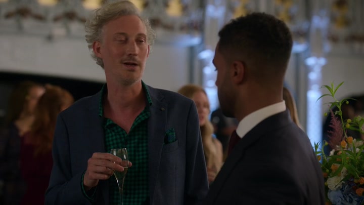 Emily_in_Paris_S02E09_WEBRip_x264-ION10_2268.jpg