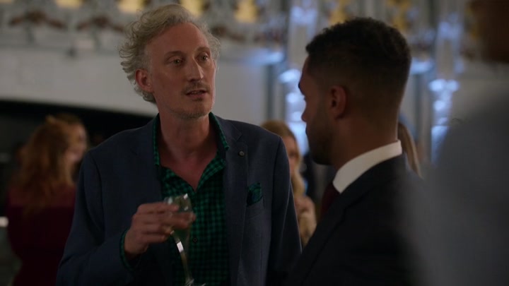 Emily_in_Paris_S02E09_WEBRip_x264-ION10_2271.jpg