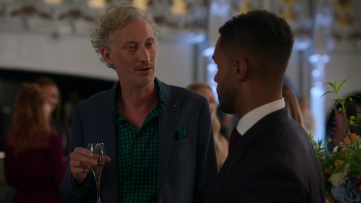 Emily_in_Paris_S02E09_WEBRip_x264-ION10_2276.jpg