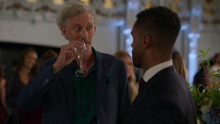 Emily_in_Paris_S02E09_WEBRip_x264-ION10_2285.jpg