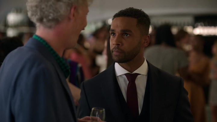 Emily_in_Paris_S02E09_WEBRip_x264-ION10_2297.jpg