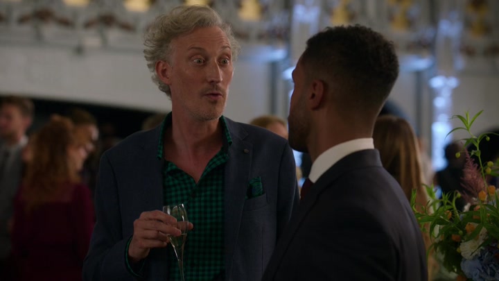 Emily_in_Paris_S02E09_WEBRip_x264-ION10_2298.jpg
