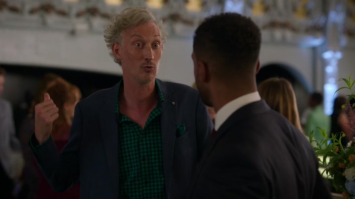 Emily_in_Paris_S02E09_WEBRip_x264-ION10_2324.jpg