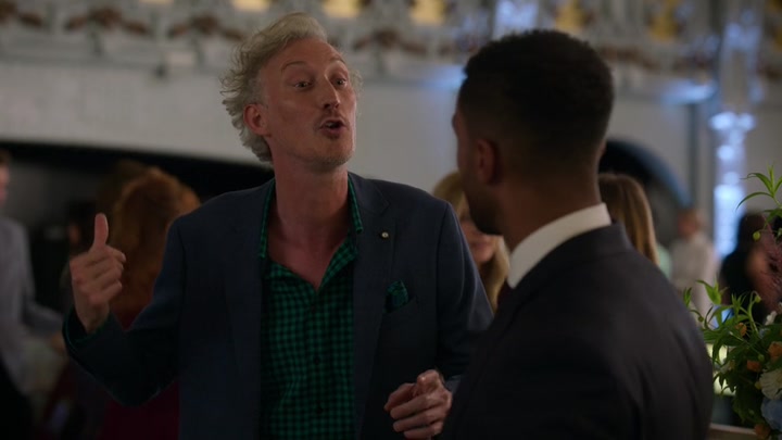 Emily_in_Paris_S02E09_WEBRip_x264-ION10_2325.jpg