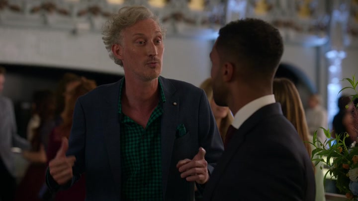 Emily_in_Paris_S02E09_WEBRip_x264-ION10_2326.jpg