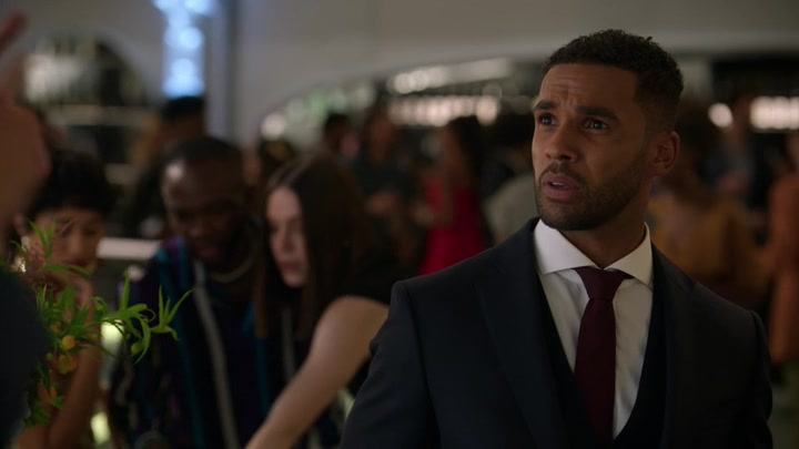 Emily_in_Paris_S02E09_WEBRip_x264-ION10_2329.jpg