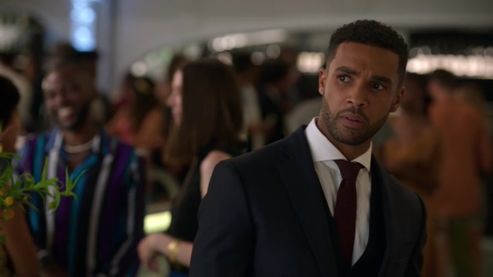 Emily_in_Paris_S02E09_WEBRip_x264-ION10_2335.jpg
