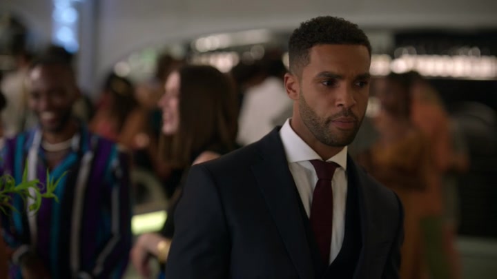 Emily_in_Paris_S02E09_WEBRip_x264-ION10_2338.jpg