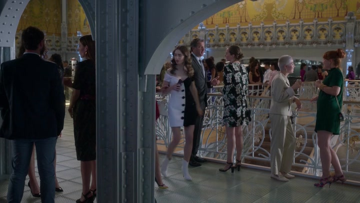 Emily_in_Paris_S02E09_WEBRip_x264-ION10_2342.jpg
