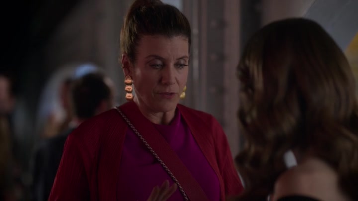 Emily_in_Paris_S02E09_WEBRip_x264-ION10_2356.jpg