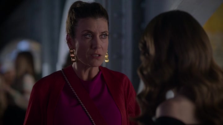 Emily_in_Paris_S02E09_WEBRip_x264-ION10_2384.jpg
