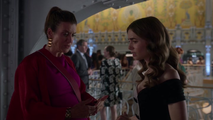 Emily_in_Paris_S02E09_WEBRip_x264-ION10_2397.jpg
