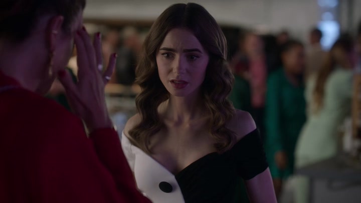 Emily_in_Paris_S02E09_WEBRip_x264-ION10_2403.jpg