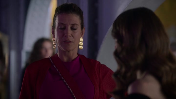 Emily_in_Paris_S02E09_WEBRip_x264-ION10_2406.jpg