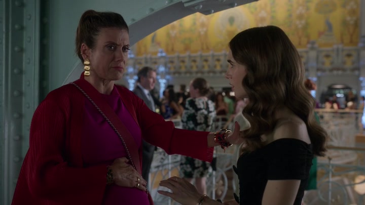 Emily_in_Paris_S02E09_WEBRip_x264-ION10_2420.jpg