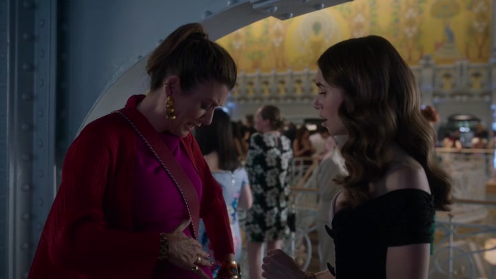 Emily_in_Paris_S02E09_WEBRip_x264-ION10_2426.jpg