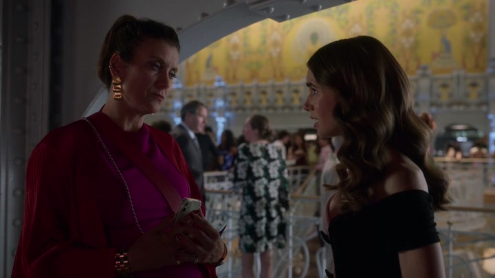 Emily_in_Paris_S02E09_WEBRip_x264-ION10_2435.jpg