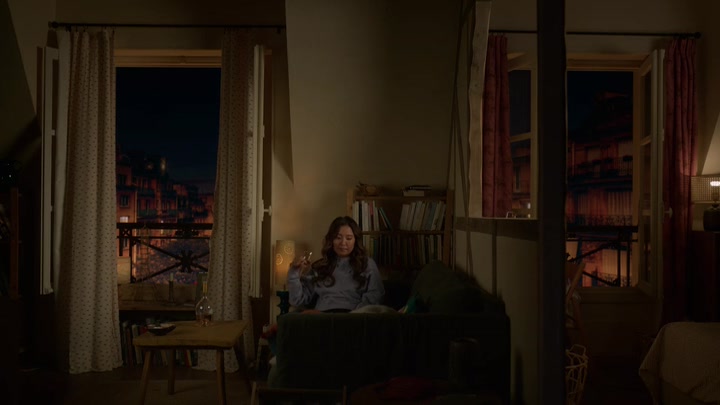 Emily_in_Paris_S02E09_WEBRip_x264-ION10_2467.jpg
