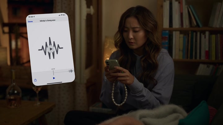 Emily_in_Paris_S02E09_WEBRip_x264-ION10_2492.jpg