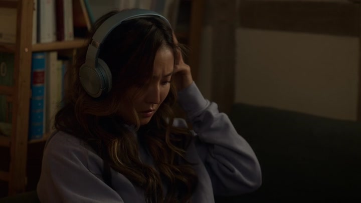 Emily_in_Paris_S02E09_WEBRip_x264-ION10_2502.jpg