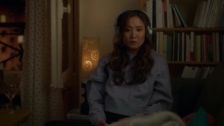 Emily_in_Paris_S02E09_WEBRip_x264-ION10_2517.jpg